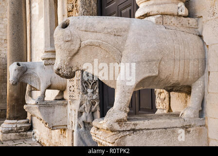 Tier Skulpturen an der Fassade der Basilika di San Nicola, 12. Jahrhundert, im romanischen Stil, in Bari, Apulien, Italien Stockfoto