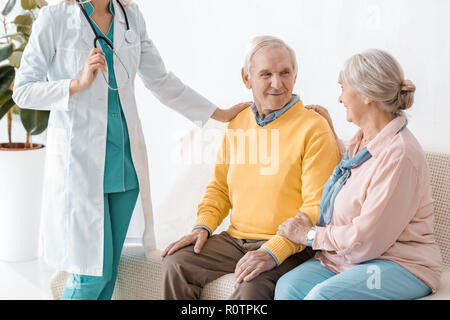 Ärztin in der Nähe von älteren Patienten in der Klinik Stockfoto