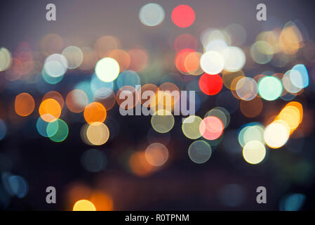 Zusammenfassung Hintergrund Bild von kreisförmigen bokeh Bewegung verwischt street light Hintergrund der Stadt, Ampel aus dem Auto auf der Straße in der Nacht. Stockfoto