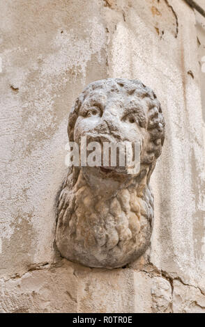 Carving am Haus Ecke, Vico Arco del Carmine, mittelalterliche Straße im historischen Zentrum von Bari, Apulien, Italien Stockfoto