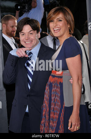 Mike Myers und Mariska Hargitay - der Love Guru Premiere auf der Chinese Theatre in Los Angeles. Drei viertel Augenkontakt Lächeln - Stockfoto