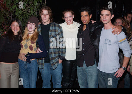 Die Besetzung von Roswell, Shiri Appleby, Majandra Delfino, Brendan Fehr, Katheine Heigl, Adam Rodriguez und Jason Behr auf der UPN-private Partei für Posing Stockfoto