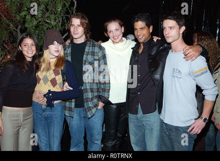 Die Besetzung von Roswell, Shiri Appleby, Majandra Delfino, Brendan Fehr, Katheine Heigl, Adam Rodriguez und Jason Behr auf der UPN-private Partei für Posing Stockfoto