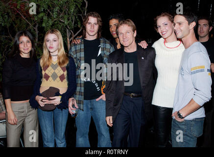 Die Besetzung von Roswell, Shiri Appleby, Majandra Delfino, Brendan Fehr, Adam Rodriguez, William Sattler, Katheine Heigl und Jason Behr auf der UPN-p Posing Stockfoto