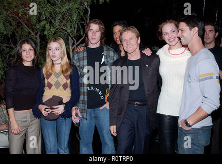 Die Besetzung von Roswell, Shiri Appleby, Majandra Delfino, Brendan Fehr, Adam Rodriguez, William Sattler, Katheine Heigl und Jason Behr auf der UPN-p Posing Stockfoto