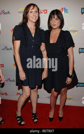 Molly Shannon und Selma Blair ein-NBC-tca Summer Party 2008 im Beverly Hilton in Los Angeles in voller Länge Augenkontakt Lächeln - Stockfoto