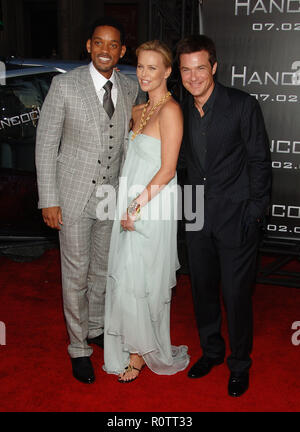 Will Smith, Charlize Theron und Jason Bateman - Hancock LA premiere auf der Chinese Theatre in Los Angeles. in voller Länge Augenkontakt Lächeln - Stockfoto