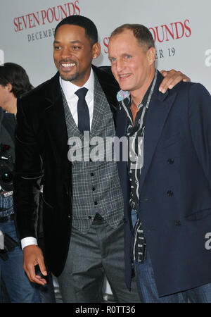 Will Smith und Woody Harrelson - Seven Pounds Premiere auf dem Westwood Village Theater in Los Angeles. - SmithWill HarrelsonWoody  Stockfoto