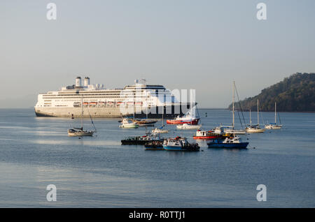 Kreuzfahrt- und kleine Schiffe am Eingang des Panamakanals auf der pazifischen Seite Stockfoto