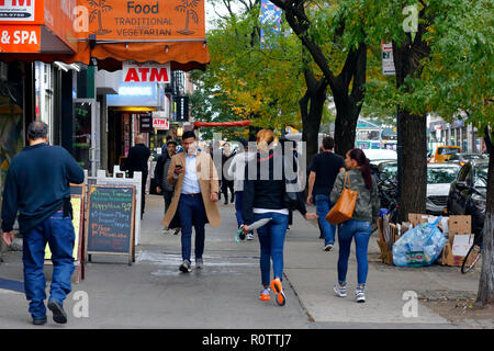 Menschen zu Fuß entlang der Hauptverkehrsstraße von East 14. Straße im Stadtteil East Village in Manhattan, New York, NY (Dezember 2018) Stockfoto