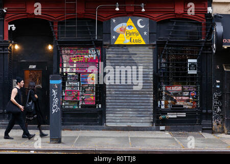 [Historisches Schaufenster] The Pyramid Club, 101 Avenue A, New York, NYC Schaufenster Foto einer Bar und eines Clubs in Manhattans East Village Nachbarschaft. Stockfoto