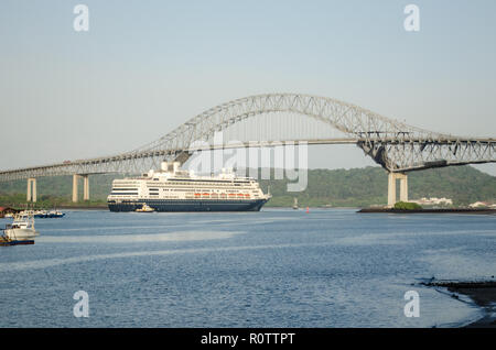 Ein Kreuzfahrtschiff am Eingang der Panama Canal in der Nähe der Brücke von Nord- und Südamerika Stockfoto