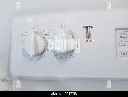 Wir sehen die Schaltflächen und Bedienelemente eines populären Herd. Auch sehen wir den Steckplatz, in dem ein Einsatz Münzen, symbolisch, um das Gerät verwenden zu können. Stockfoto