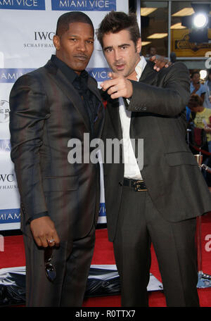 Jamie Foxx und Colin Farrell Ankunft am MIAMI VICE Premiere auf dem Westwood Village Theater in Los Angeles. 20. Juli 2006. Augenkontakt 3/4 Stockfoto