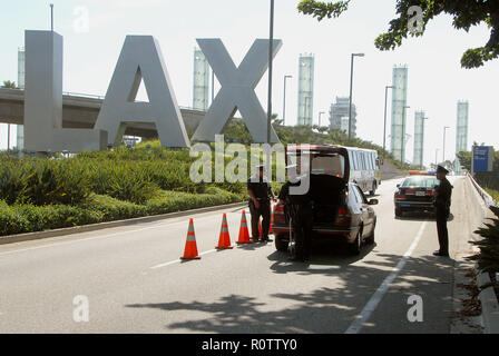 Check Point vom LAPD auf der Straße bei Ankunft am Flughafen LAX (Los Angeles). August 10, 2006 - 01 LAX security 002.JPG 01 LAX se Stockfoto