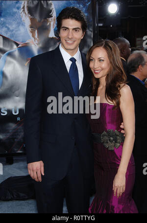 Brandon Routh und Courtney Ford bei der Ankunft im Superman Returns Premiere auf dem Westwood Village Theater in Los Angeles. 21. Juni 2006. - Stockfoto