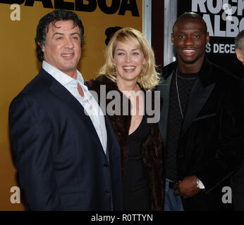 Sylvester Stallone mit Sharon Stone und Antonio Tarver Ankunft auf dem Rocky Balboa Premiere auf der Chinese Theatre in Los Angeles. Horizontale 3/4 Stockfoto