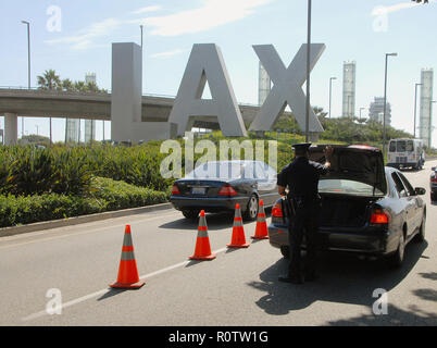 Check Point vom LAPD auf der Straße bei Ankunft am Flughafen LAX (Los Angeles). August 10, 2006 - 02 LAX security 001.JPG 02 LAX se Stockfoto