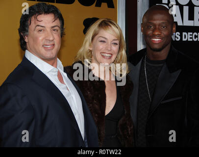 Sylvester Stallone mit Sharon Stone und Antonio Tarver Ankunft auf dem Rocky Balboa Premiere auf der Chinese Theatre in Los Angeles. 3/4 horizintal Stockfoto