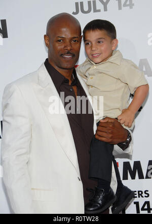 Keenen Ivory Wayans und Gabe Pimentel Ankunft auf dem kleinen Mann Premiere am National Theatre in Los Angeles. Juli 6, 2006. - Stockfoto