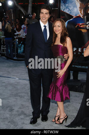 Brandon Routh und Courtney Ford bei der Ankunft im Superman Returns Premiere auf dem Westwood Village Theater in Los Angeles. 21. Juni 2006. - Stockfoto