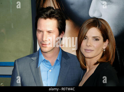 Keanu Reeves Und Sandra Bullock Bei Der Ankunft Im Haus Am See