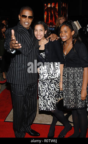 Jamie Foxx und Töchter bei der Ankunft im Traum Mädchen Premiere auf dem Wilshire Theatre in Los Angeles. 5/6 Blickkontakt - 05 Fox Stockfoto