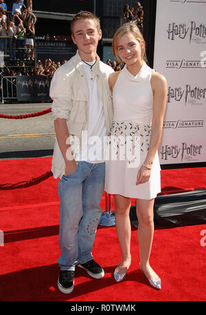 Emma Watson und ihr Bruder bei der Ankunft im Harry Potter und der Orden des Phoenix Premiere auf der Chinese Theatre in Los Angeles. in voller Länge Auge Stockfoto