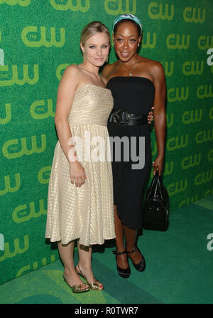 Kristen Bell und Tichina Arnold bei der Ankunft im CW-tv-Kritiker Verein Sommerfest im Hotel Ritz Carlton Pasadena, Los Angeles. 17. Juli 2006 Stockfoto