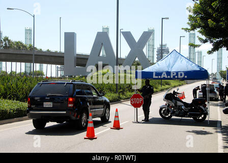 Check Point vom LAPD auf der Straße bei Ankunft am Flughafen LAX (Los Angeles). August 10, 2006 - 14 LAX security 008.JPG 14 LAX se Stockfoto