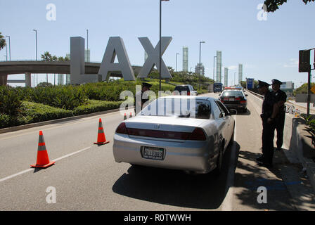 Check Point vom LAPD auf der Straße bei Ankunft am Flughafen LAX (Los Angeles). August 10, 2006 - 15 LAX security 009.JPG 15 LAX se Stockfoto