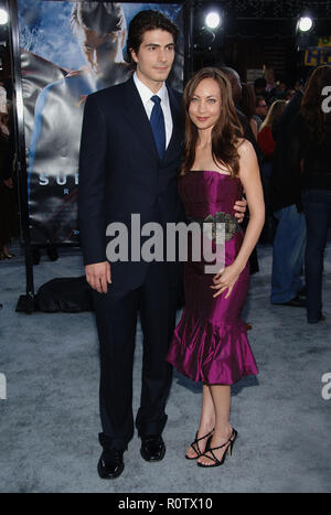 Brandon Routh und Courtney Ford bei der Ankunft im Superman Returns Premiere auf dem Westwood Village Theater in Los Angeles. 21. Juni 2006. - Stockfoto