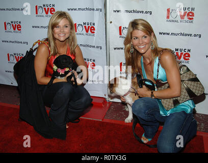 Amber Thiessen und Lori Loughlin in dem sehr viel Liebe Tier Rettet 4. jährlichen Celebrity Komödie zugute kommen zu dem Lachen Fabrik in Los Angeles. Aug. Stockfoto