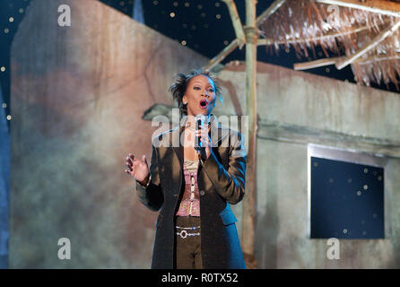 Yolanda Adams durchführen an den 2001 Soul Train Weihnachten Starfest, in Santa Monica Auditorium in Los Angeles. November 20, 2001. - Stockfoto