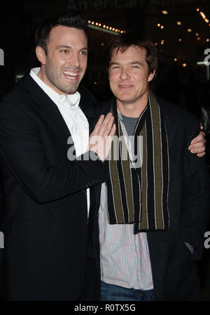 Ben Affleck und Jason Bateman am Smokin' Aces Ankunft auf dem chinesischen Theater in Los Angeles. 18. Januar 2007. Lächeln 3/4-A Stockfoto