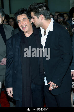 Al Pacino posiert mit Co-star Colin Farrell bei der Premiere von "rekrutieren" an den Cinerama Dome in Los Angeles. Januar 28, 2003 - Stockfoto