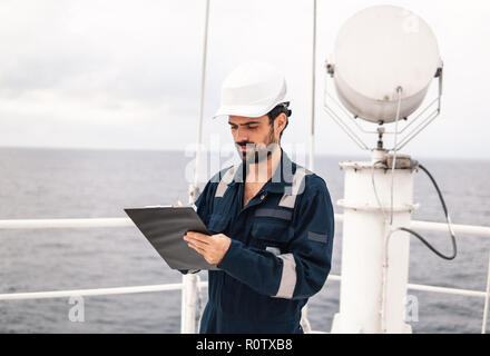 Servicetechniker oder Freiwillige in der Nähe von VSAT-Terminal Stockfoto