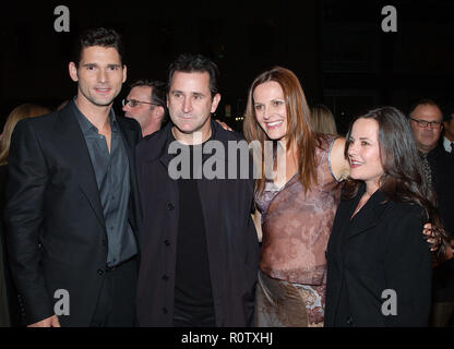 Eric Bana und Frau posiert mit Anthony Lapaglia und Frau bei der Premiere von "Black Hawk Down" an der Akademie der Künste und Wissenschaften in Los Stockfoto