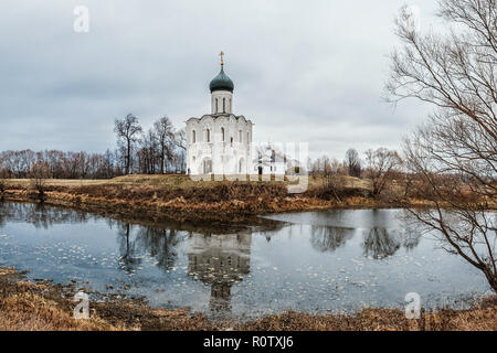 Kirche der Fürsprache an der Nerl im Spätherbst in Bogolyubovo, Oblast Wladimir, Russland. Stockfoto