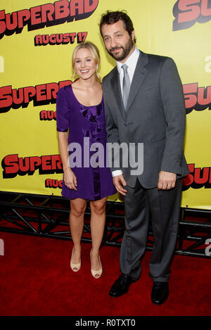 Kristen Bell und Produzent Judd Apatow am SUPERBAD Premiere auf der Chinese Theatre in Los Angeles. in voller Länge Augenkontakt lila Kleid Stockfoto