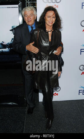 Jacqueline Bissett mit Cassell Seymour - CHE und zwei Liebende Premiere auf der Chinese Theatre in Los Angeles. - BissetJacqueline Se Stockfoto