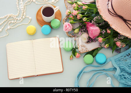 Platte von makronen auf hölzernen Tisch Kaffee, emprty Tabelle und Blumen. Stockfoto