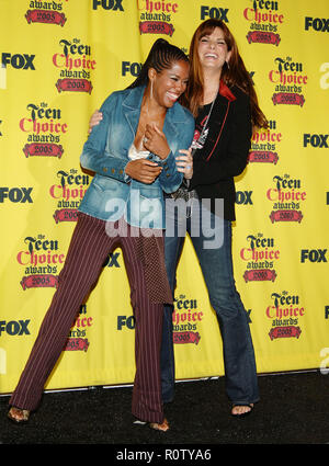 Regina König und Sandra Bullock auf der Teen Choice Awards an der Universal Amphitheater in Los Angeles. August 14, 2005. - Bullock Stockfoto