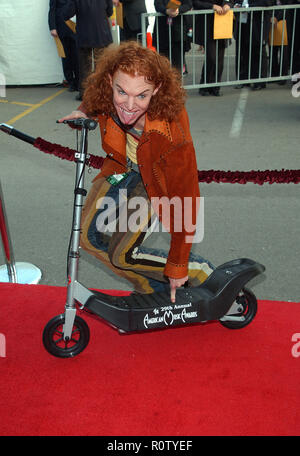 Carrot Top kommt am 29. jährliche American Music Awards im Shrine Auditorium in Los Angeles Mittwoch, Januar 9, 2002. - Ca Stockfoto