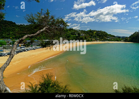 Der goldene Sand von Kaiteriteri Beach, Neuseeland Stockfoto