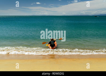 Sea kayakers in Little Kaiteriteri Beach, Neuseeland Stockfoto