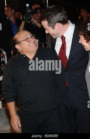 Dany DeVito und Matthew Broderick Ankunft an Deck die Hallen Premiere auf der Chinese Theatre in Los Angeles. 3/4 Lächeln - DeVito Stockfoto