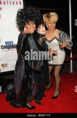 Drag Queens an der Miss Congeniality 2 anreisen: Bewaffnete und fabelhafte Premiere auf der Chinese Theatre in Los Angeles. 23. März 2005. - Stockfoto