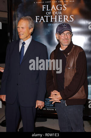 Clint Eastwood und Steven Spielberg auf die Fahnen der Ankunft unserer Väter Premiere an der Akademie der Motion Pictures und Wissenschaften in Los Angeles. 3/4 Stockfoto