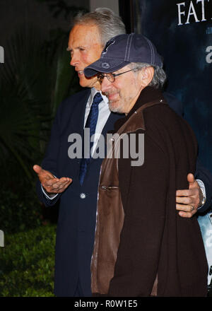 Clint Eastwood und Steven Spielberg auf die Fahnen der Ankunft unserer Väter Premiere an der Akademie der Motion Pictures und Wissenschaften in Los Angeles. 3/4 Stockfoto